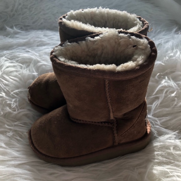 ❄️UGG Toddler/Kids Classic Short Boots - Picture 2 of 6